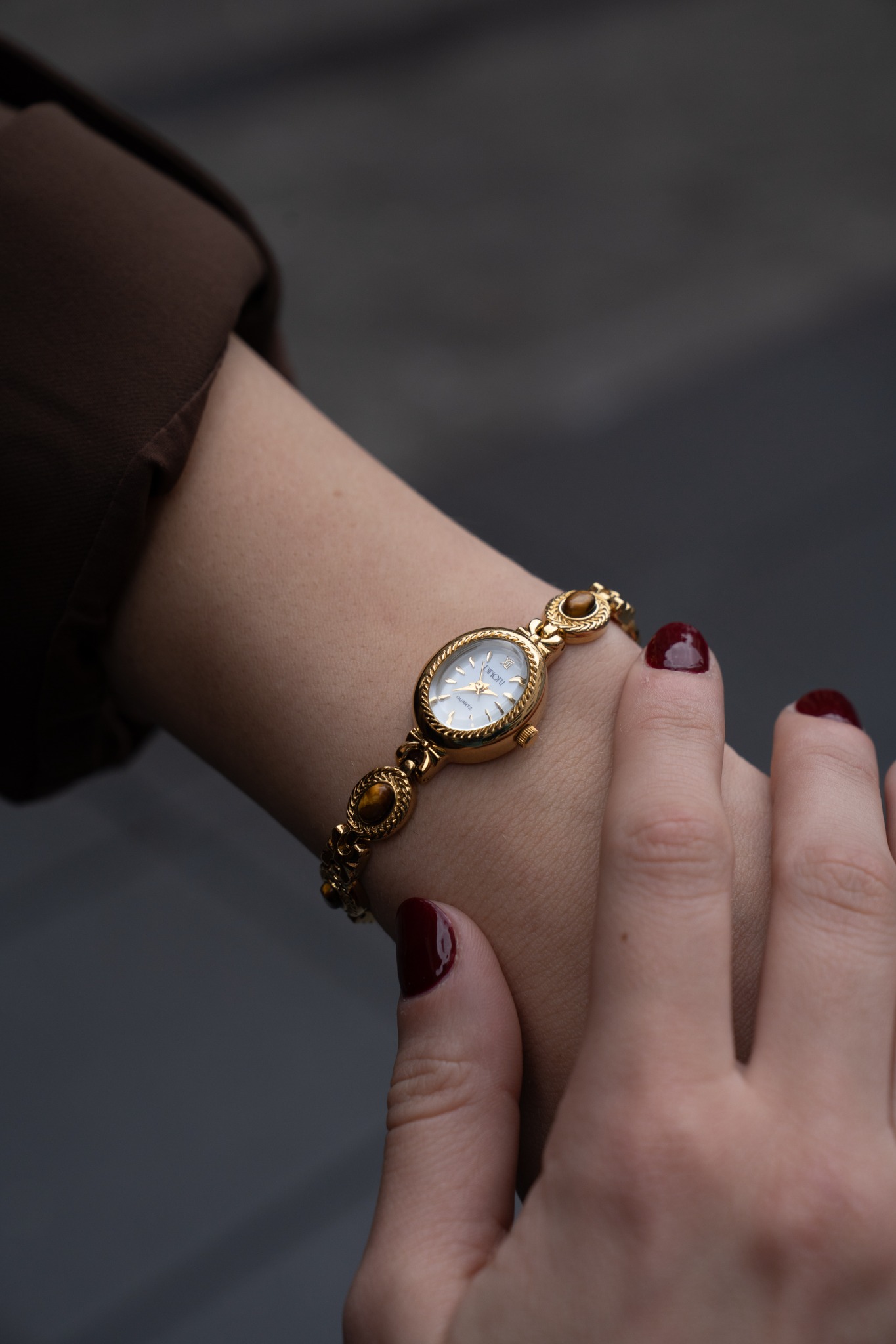 Reloj Timeless I dorado en la muñeca